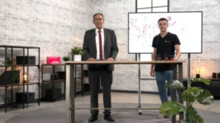 Oberbürgermeister Jürgen Herzing und Linde MH Auszubildender Henry Hock Oberbürgermeister Jürgen Herzing und Linde MH Auszubildender Henry Hock