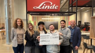 Spendenübergabe von StaplerCup hilft e.V. an One Day e.V. im Linde Experience Hub