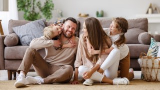 Pflegeeltern mit Pflegekindern zuhause