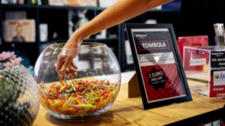 Glasgefäß mit Losen der Charity-Tombola