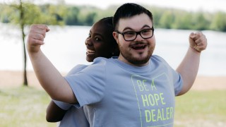 Zwei Personen posieren am Strand 