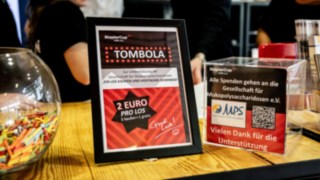 Tombola-Stand auf dem StaplerCup mit Glasgefäss und Losen Tombola-Stand auf dem StaplerCup mit Glasgefäss und Losen